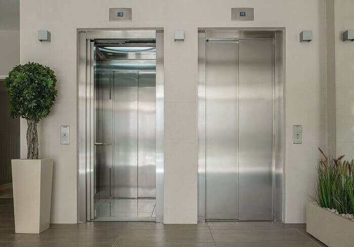 Diferencia entre un elevador y un ascensor doble embarque