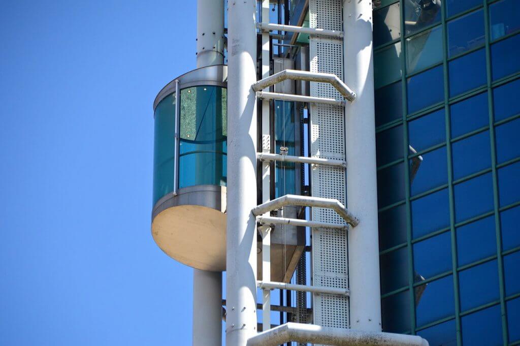 Ascensor en rascacielos, estructura exterior